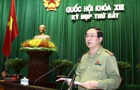 Bộ trưởng Bộ Công an Trần Đại Quang trình bày Tờ trình dự án Luật Căn cước công dân.