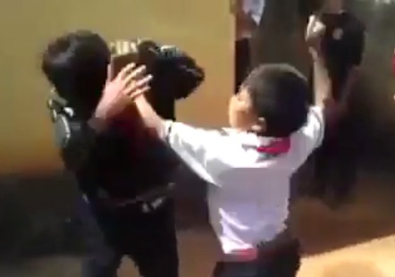 Nam sinh tu vong sau vu au da voi ban cung truong hinh anh