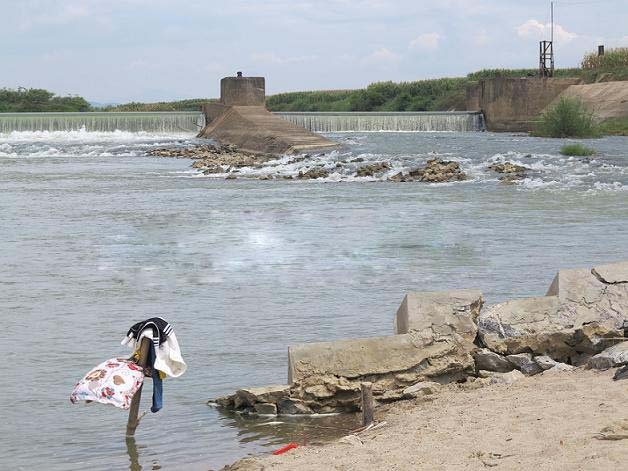 Nu sinh duoi nuoc mat tich sau ngay thi tot nghiep hinh anh