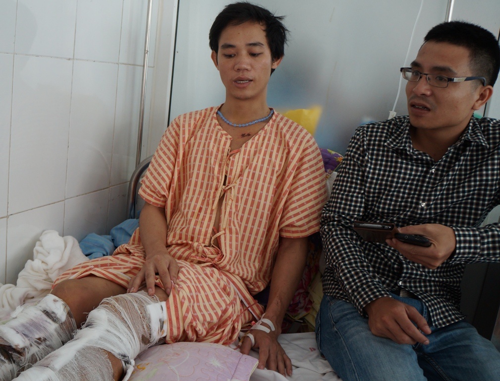 Anh Minh kể lại giây phút xe gặp nạn cho PV nghe.