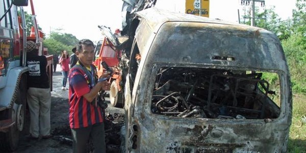 Thoat chet nho let ra khoi xe voi doi chan gay 3 khuc hinh anh