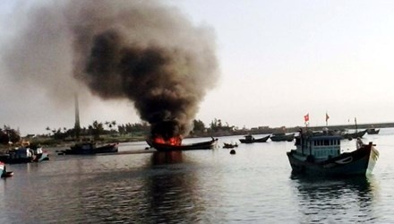 Tau ngu dan boc chay, chim tren vung bien Hoang Sa hinh anh