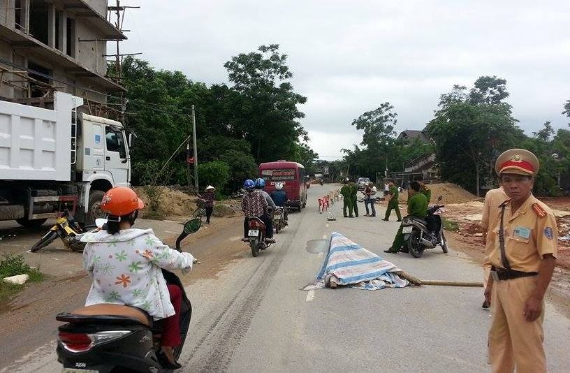 Sáng 12/6, hiện trường vụ tai nạn mới được công an tiến hành khám nghiệm.