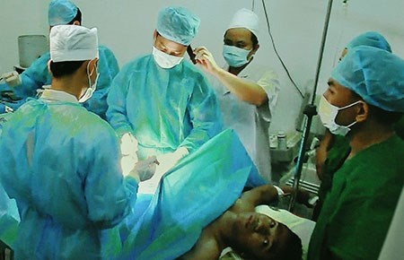 Mo truc tuyen cuu chien si Truong Sa bi viem ruot thua hinh anh