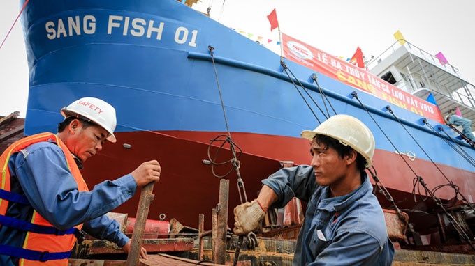 Them mot tau ca vo thep hung dung ra khoi hinh anh