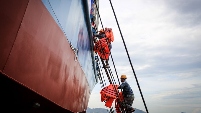 Ông Lê Quang Lâm, giám đốc công ty TNHH MTV Đóng tàu Nha Trang, kiêm phó tổng giám đốc công ty TNHH MTV Đóng tàu Cam Ranh cho biết tàu này được trang bị đầy đủ trang thiết bị hàng hải hiện đại gồm hệ thống rađa, máy định vị GPS, la bàn từ, máy thu phát hai chiều cầm tay, phao vô tuyến chỉ báo sự cố, phao cứu sinh các loại, thiết bị cứu hỏa, trang vật tư y tế sơ cấp cứu.