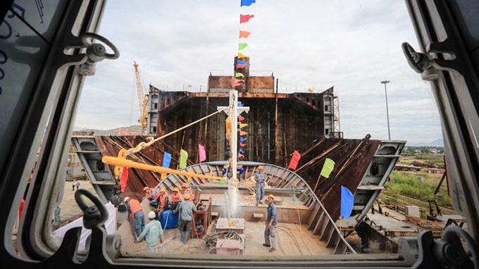 Tàu thiết kế cho 18 thuyền viên, nhiên liệu dự trữ đảm bảo cho tàu hoạt động liên tục 2.000 hải lý. Lương thực, thực phẩm, nước ngọt dự trữ trên tàu có thể đảm bảo cho kíp thủy thủ đoàn sử dụng trong 30 ngày đêm. Trong ảnh: Một góc thân tàu vỏ thép lưới vây Sang Fish 01 