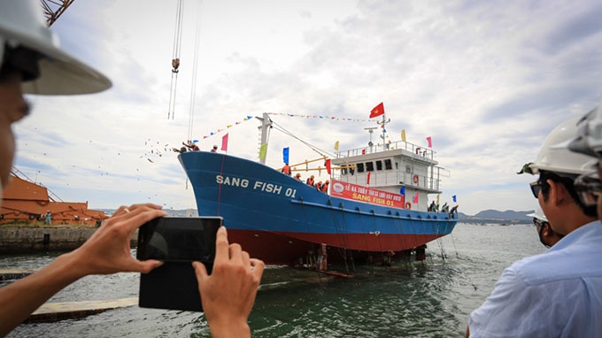 “Ngay sau khi hoàn thành các thủ tục nhận tàu, tôi và các anh em thuyền viên sẽ thẳng tiến ra ngư trường Hoàng Sa để đánh bắt”, anh Bé nói.