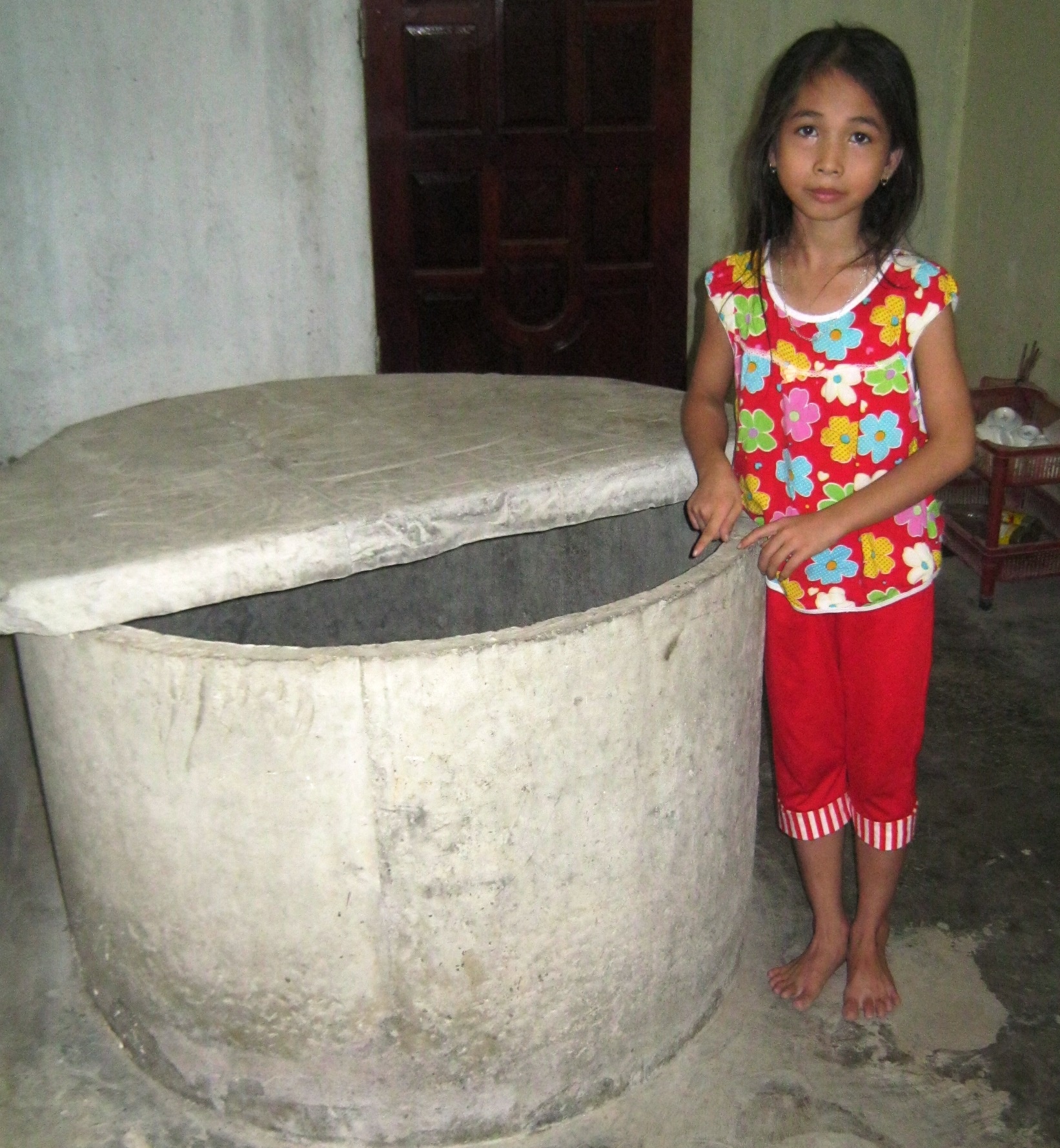 Lao xuong gieng cuu chau be roi bo di hinh anh