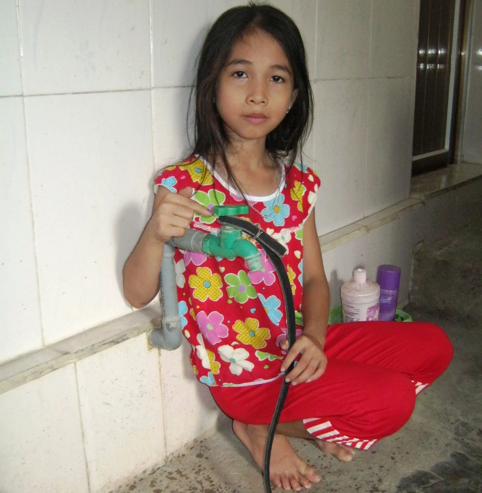 Sơi dây thun cháu Thủy buộc vào khóa nước để múc nước 