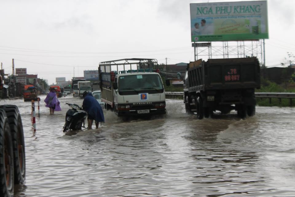 Nhiều xe bị chết máy, hư hỏng.