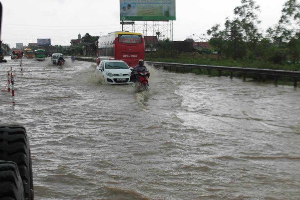 Quốc lộ 1A đoạn qua phường Quán Bánh, TP Vinh bị ngập nghiêm trọng.