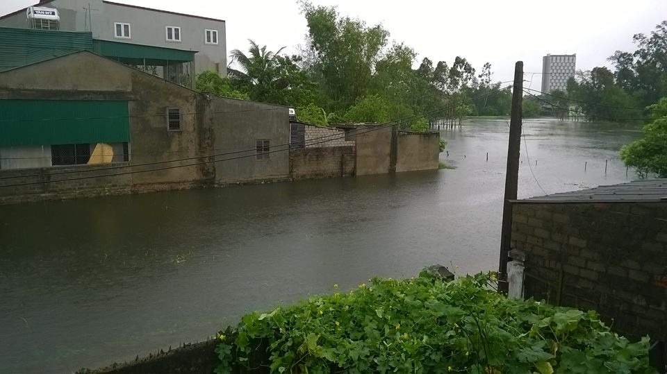 Khu dân cư ở khối 7, phường Quán Bàu, TP Vinh bị ngập chìm trong nước, nhiều nhà dân bị nước tràn vào nhà.