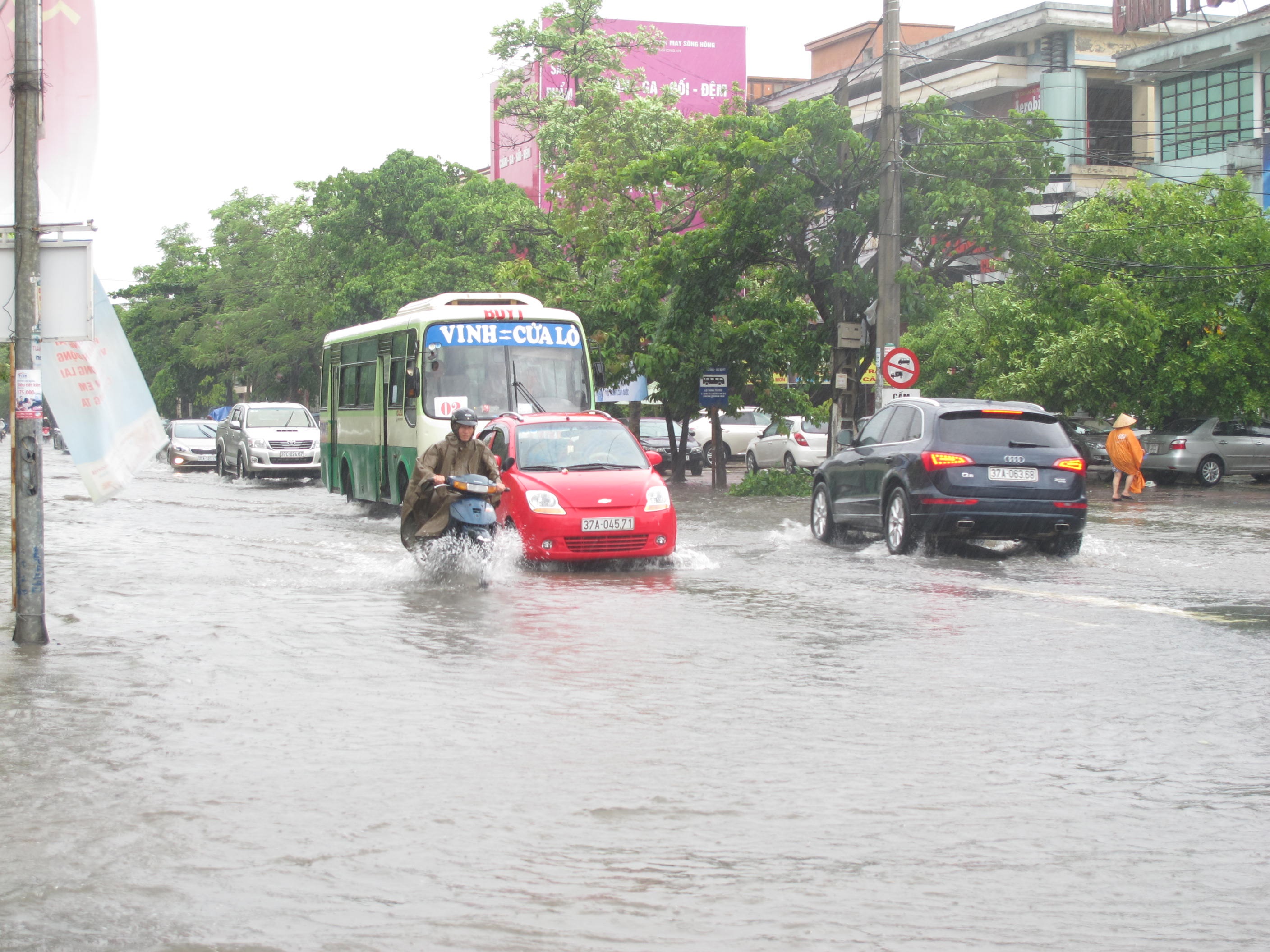 Đường Lê Hồng Phong là tuyến đường trung tâm của TP Vinh, bị chìm trong biển nước.