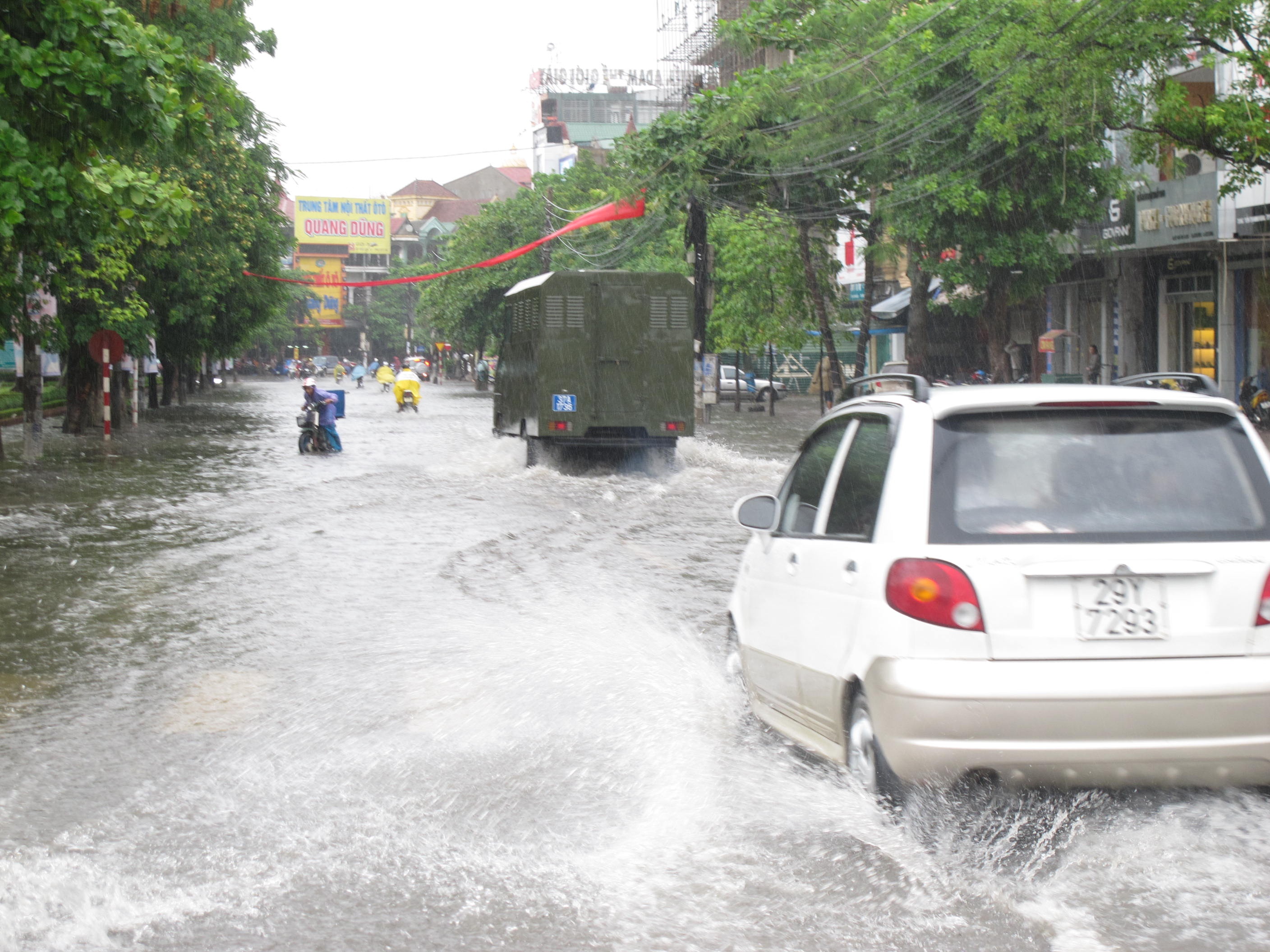 Tại TP Vinh, nhiều tuyến phố bị ngập lụt nghiêm trọng như đường Minh Khai, Lê Hồng Phong, Nguyễn Thái Học, quốc lộ 1A, Đinh Công Tráng.... Ngoài ra, nhiều khu dân cư ven thành phố cũng chìm trong biển nước.
