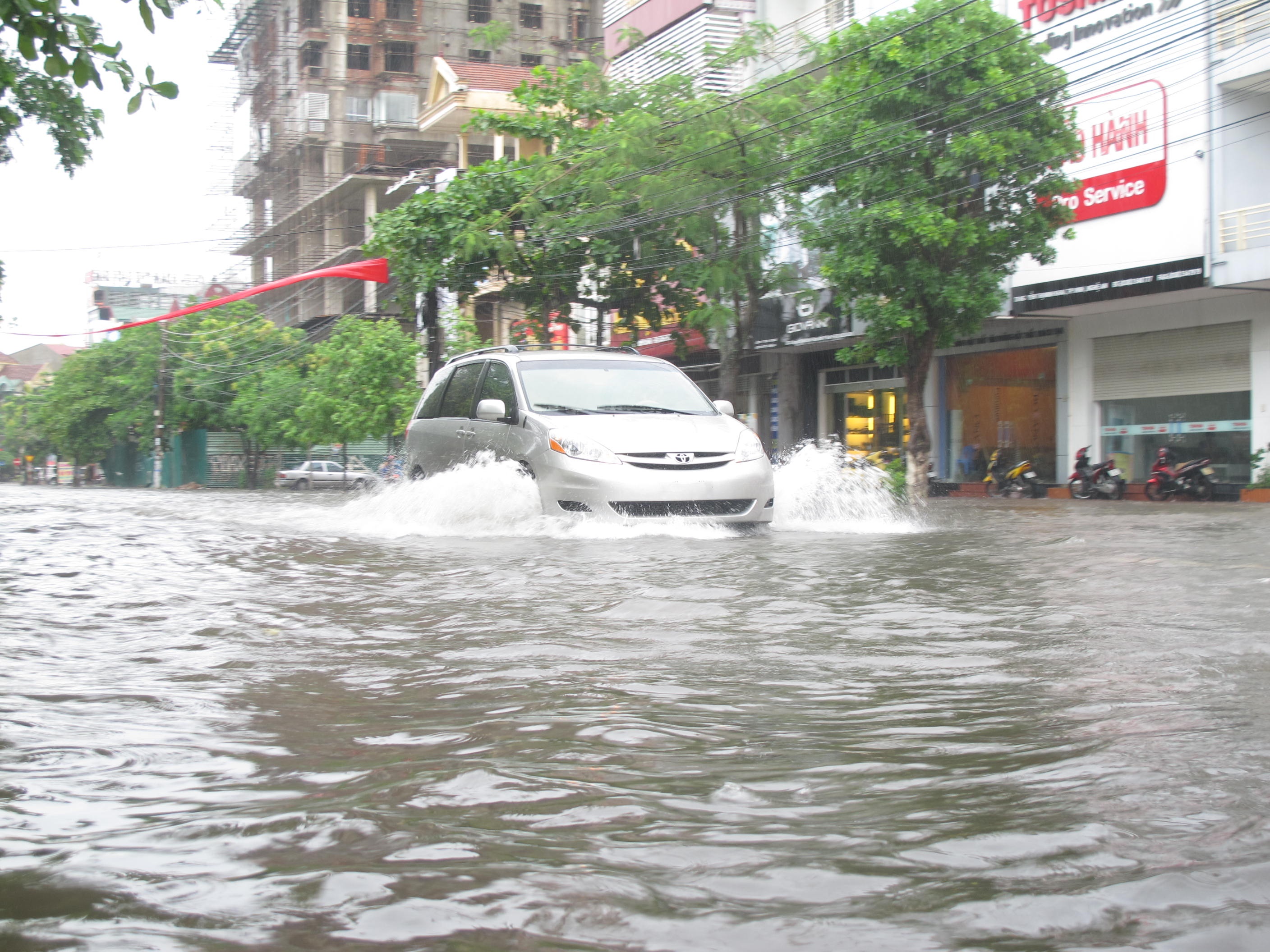Còn đây là đường Minh Khai. Tuyến đường này cứ mưa lớn là bị ngập nghiêm trọng.