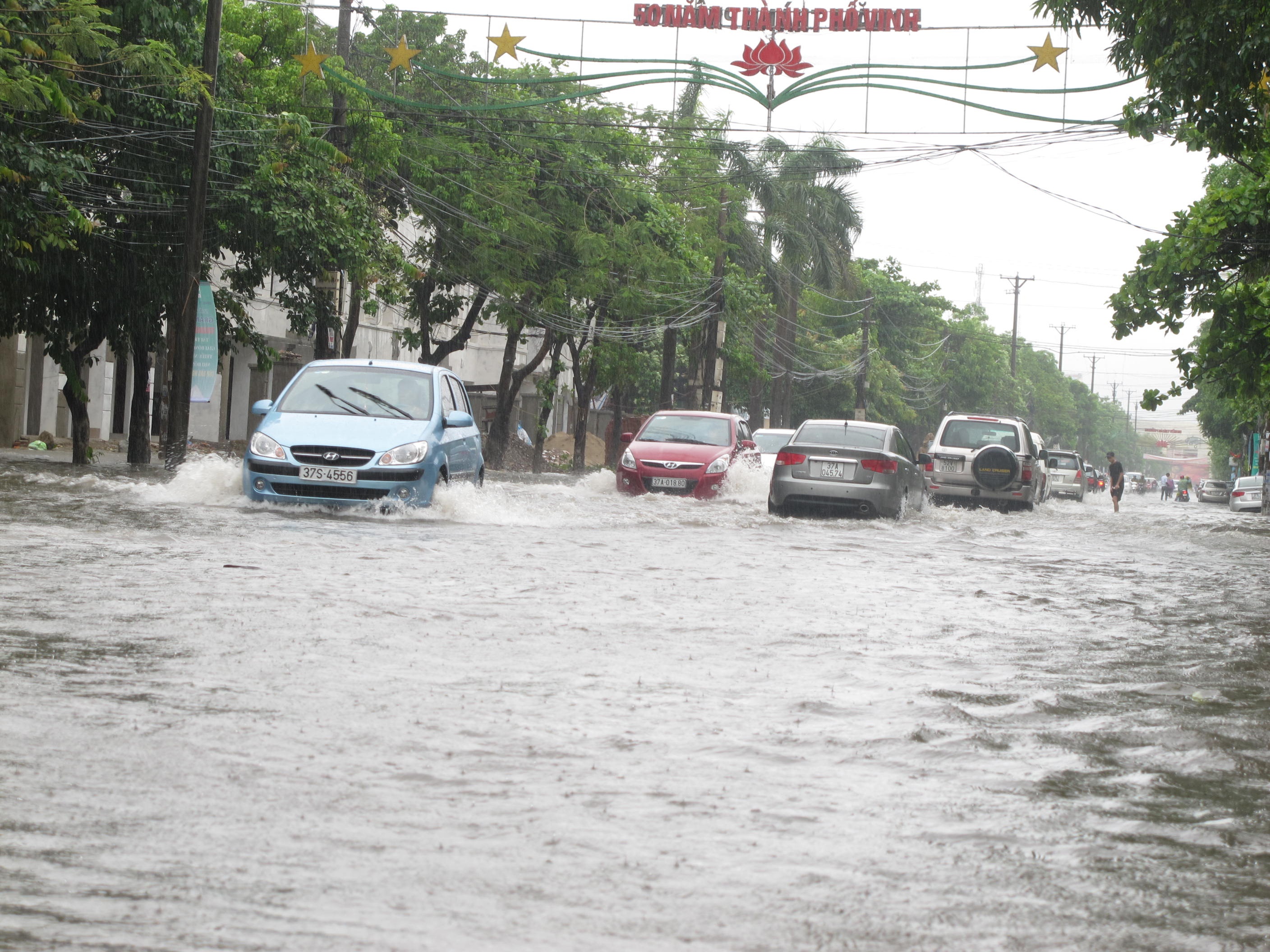 Sau những ngày nắng nóng kéo dài, từ chiều 11/6, trên địa bàn tỉnh Nghệ An bắt đầu có mưa rải rác. Đến tối ngày 12/6, mưa bắt đầu lớn hơn và kéo dài suốt đêm. Nhiều nơi trên địa bàn tỉnh bị ngập sâu trong nước.