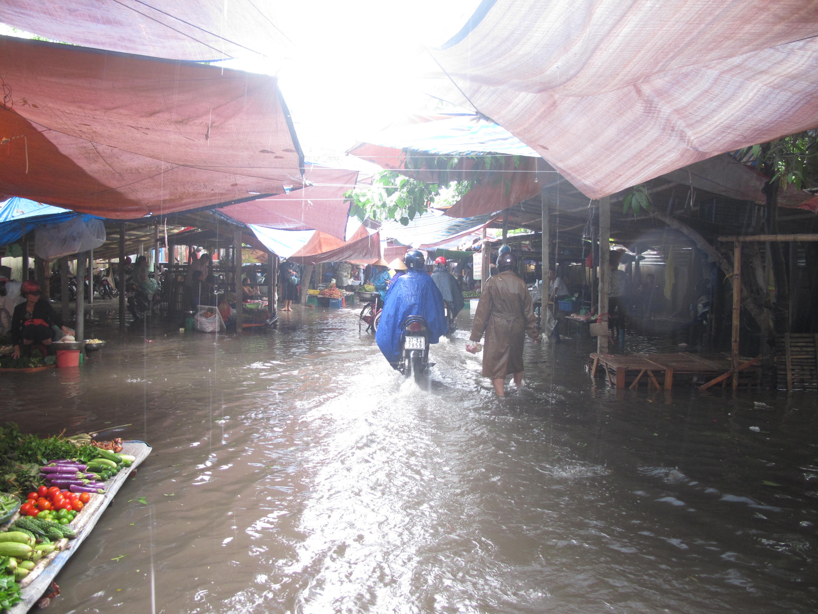 Nhiều khu chợ trên địa bàn thành phố cũng bị ngập nặng.