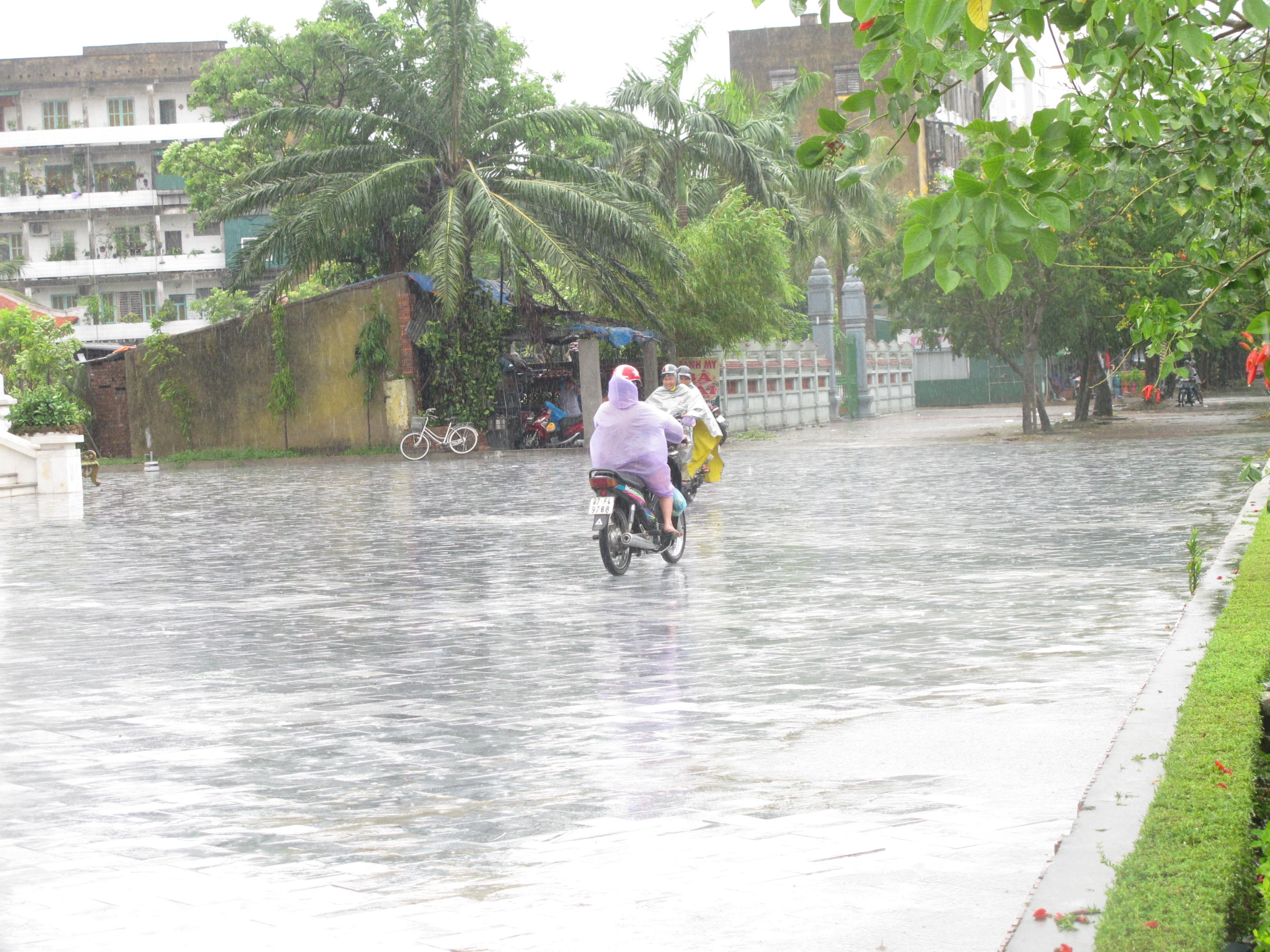 Nhiều người lựa chọn cách đi trên vỉa hè để đỡ bị ngập nước, chết máy
