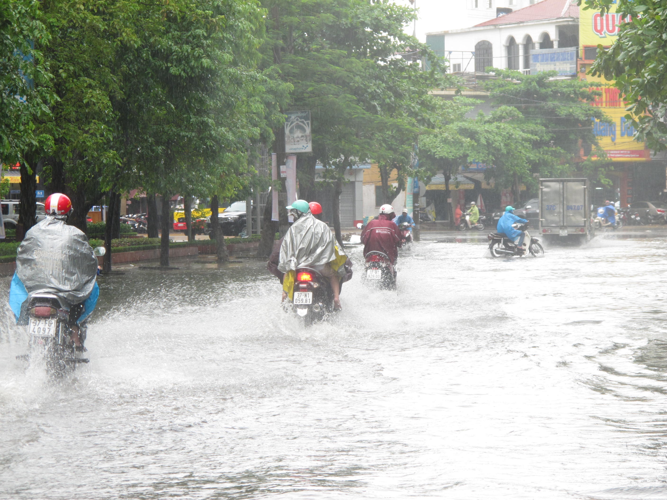 Mưa lớn khiến nhiều phương tiện đi lại trên đường gặp nhiều khó khăn.