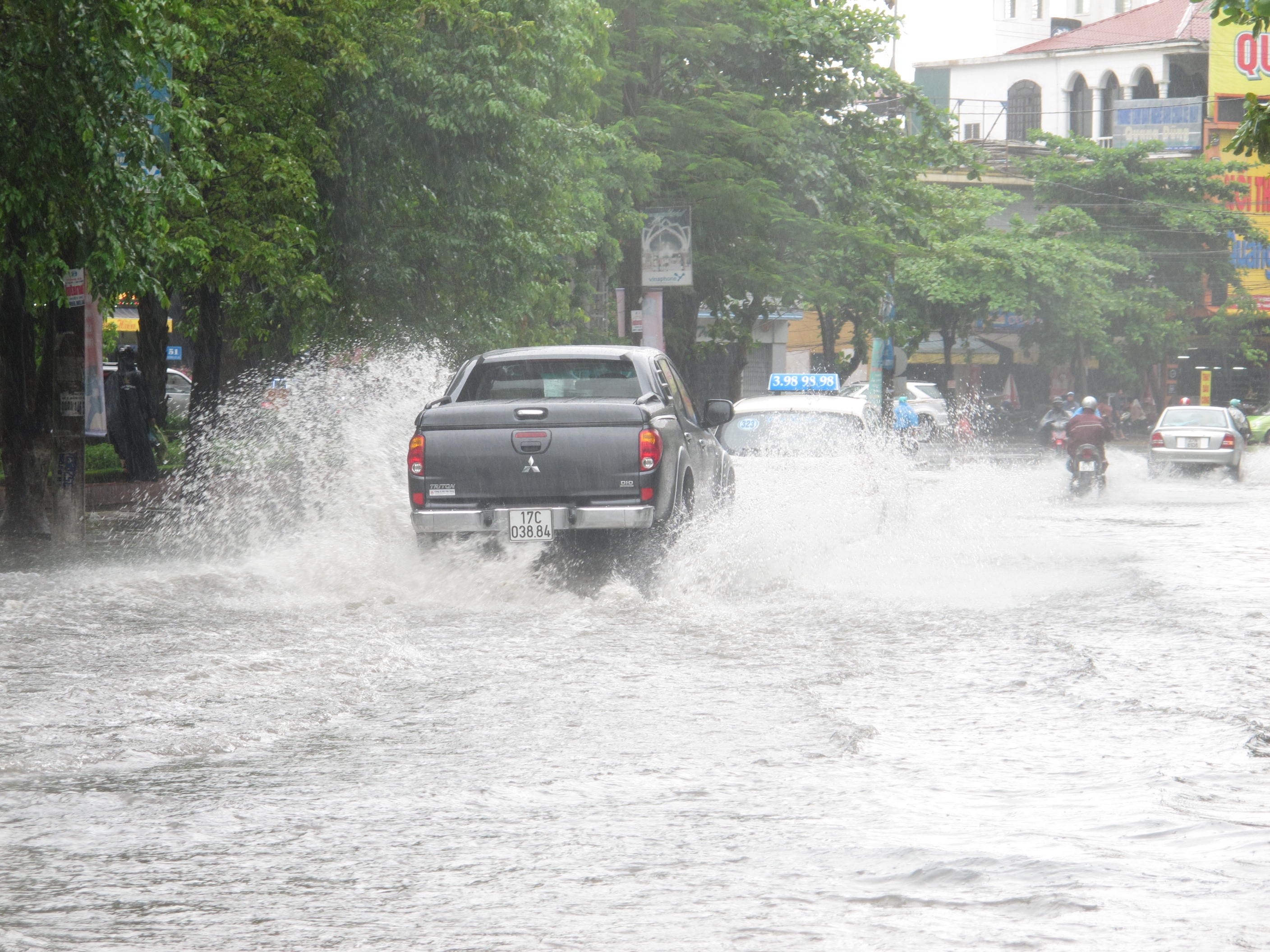 Ô tô chạy nhanh khiến nước bắn tung tóe.