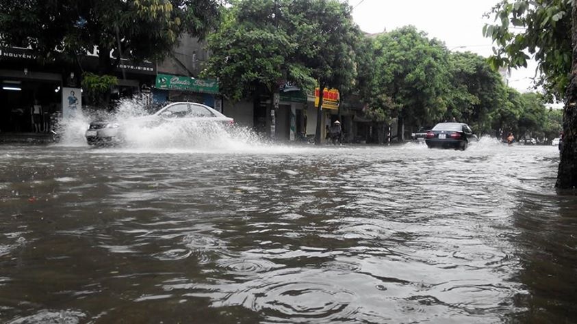 Đường Đinh Công Tráng cũng đang ngập chìm trong nước.