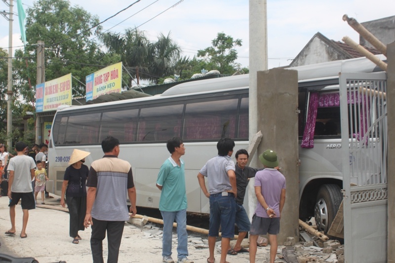 Vụ tai nạn nói trên xảy ra vào lúc 11h15’ ngày 14/6, trên quốc lộ 46 đoạn qua xã Hưng Đông, TP Vinh (Nghệ An). Thời điểm nói trên chiếc xe du lịch chở 30 hành khách đang lưu thông từ Cửa Lò về Nam Đàn tham quan quê Bác. 