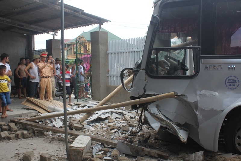 Xe cho 30 khach dam vao nha dan, nhieu nguoi hoang loan hinh anh