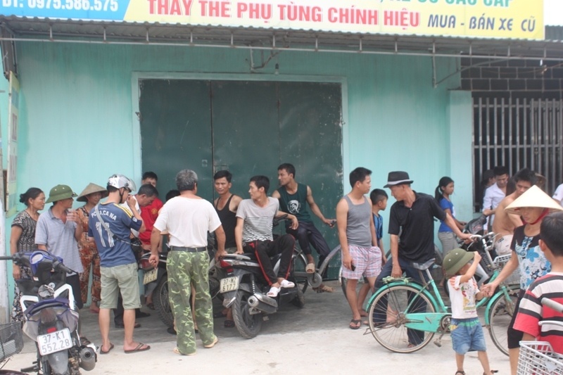 Nhiều người dân hiếu kỳ tập trung xem vụ tai nạn.