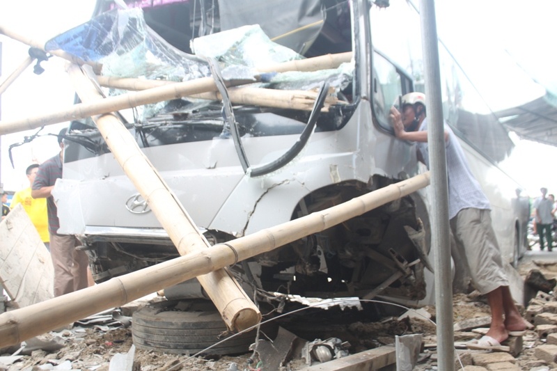 Cú đâm khiến 3 người trên xe ôtô bị thương, phải nhập viện cấp cứu, chiếc xe ôtô bị hư hỏng phần đầu, mắc kẹt trong đống đổ nát. Một phần tường và mái che của 3 hộ dân ở bên đường bị ôtô làm hỏng.