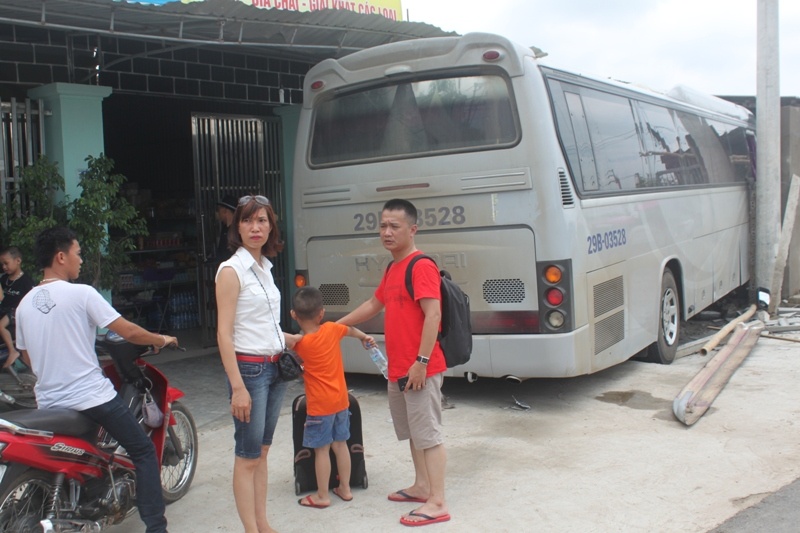 Hành khách trên xe, có cả trẻ nhỏ vô cùng hoảng loạn sau khi chiếc xe đâm vào nhà dân.