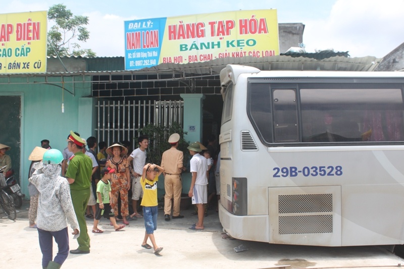 Đến 12h30 trưa cùng ngày, chiếc xe ôtô gặp nạn vẫn chưa được đưa ra khỏi hiện trường. Nhưng hành khách du lịch còn lại trên xe được chuyển sang chiếc xe khác để tiếp tục hành trình.