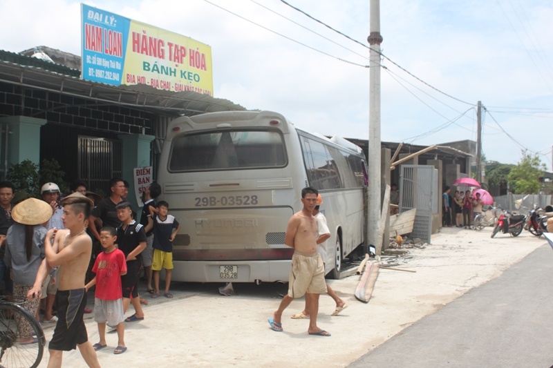 Khi đến ngã tư giao nhau giữa đường Nguyễn Trường Tộ và Đặng Thai Mai thì bất ngờ gặp chiếc xe máy chạy ngang qua đường. Để tránh đâm phải chiếc xe, tài xế Nguyễn Văn Hà (39 tuổi, ở quận Đống Đa, Hà Nội) đánh lái sang bên trái đường rồi lao thẳng vào nhà 3 người dân cạnh đó.