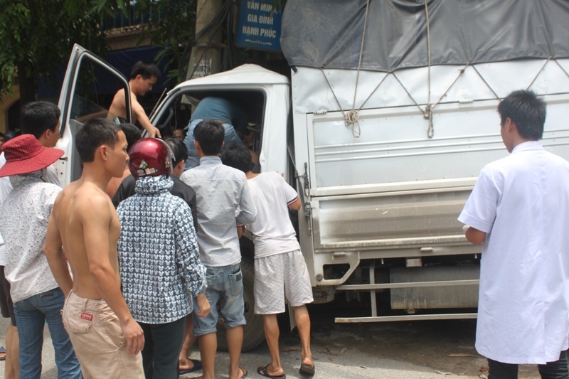 Dung xa beng giai cuu hai thanh nien mac ket trong cabin hinh anh