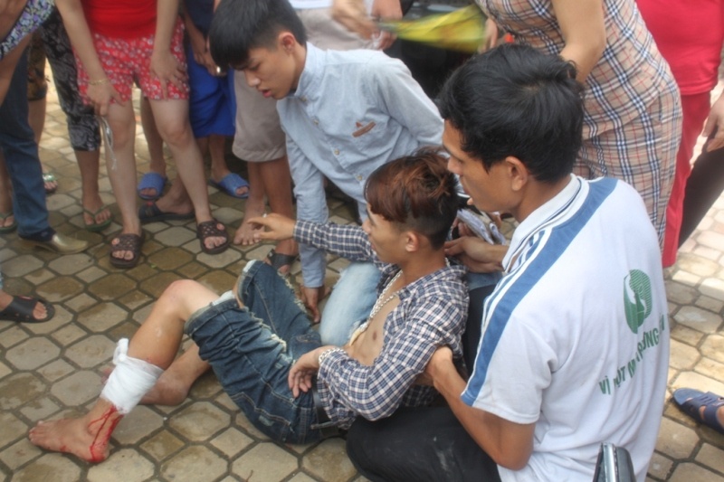 Người dân dùng xà beng giải cứu hai nam thanh niên ra khỏi cabin rồi đưa đi cấp cứu.