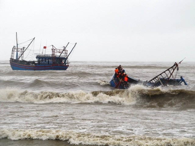 Tau ca bi song danh chim, 4 thuyen vien duoc cuu song hinh anh