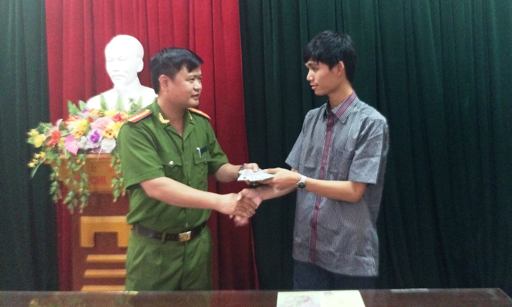 Anh Công nhận lại tài sản từ công an phường Hồng Sơn.
