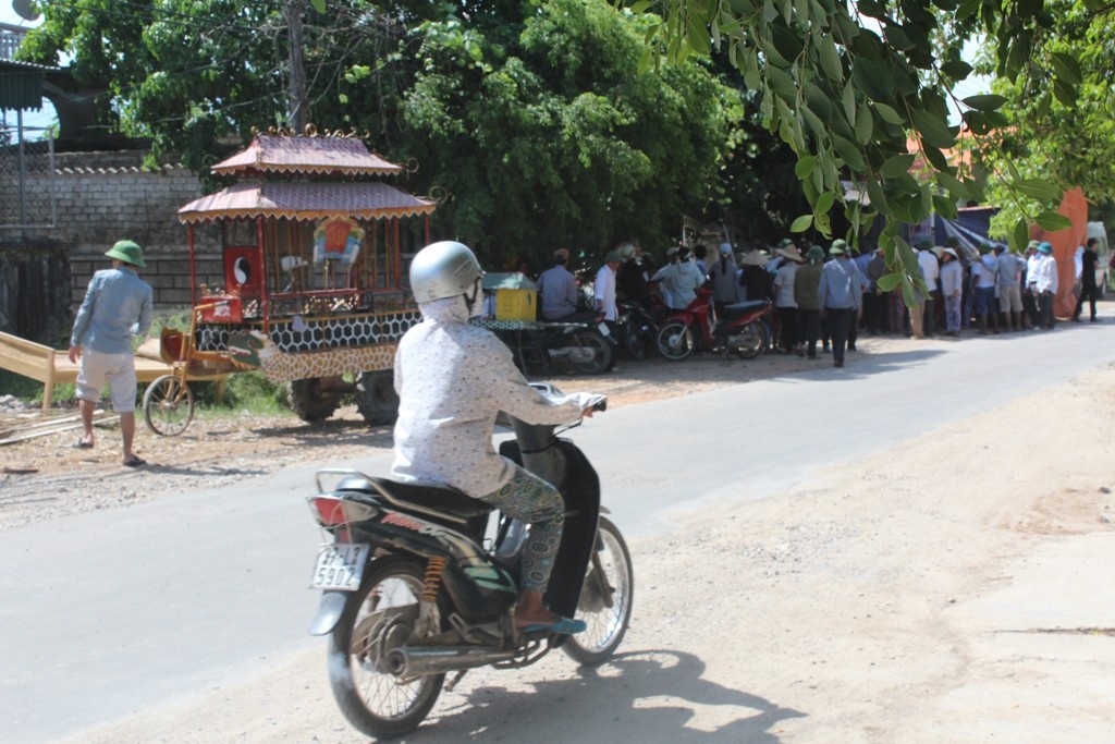 Vo phat hien chong treo co tu tu trong dem hinh anh