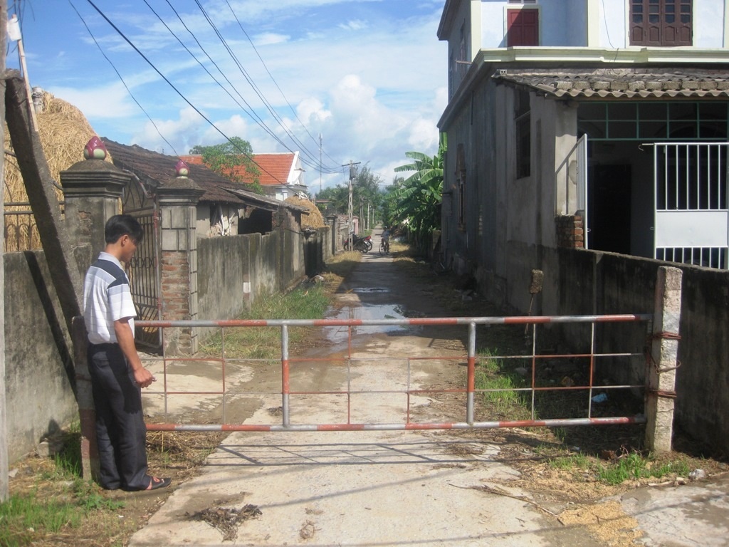 Barie ngăn trộm chó do người dân lập nên.