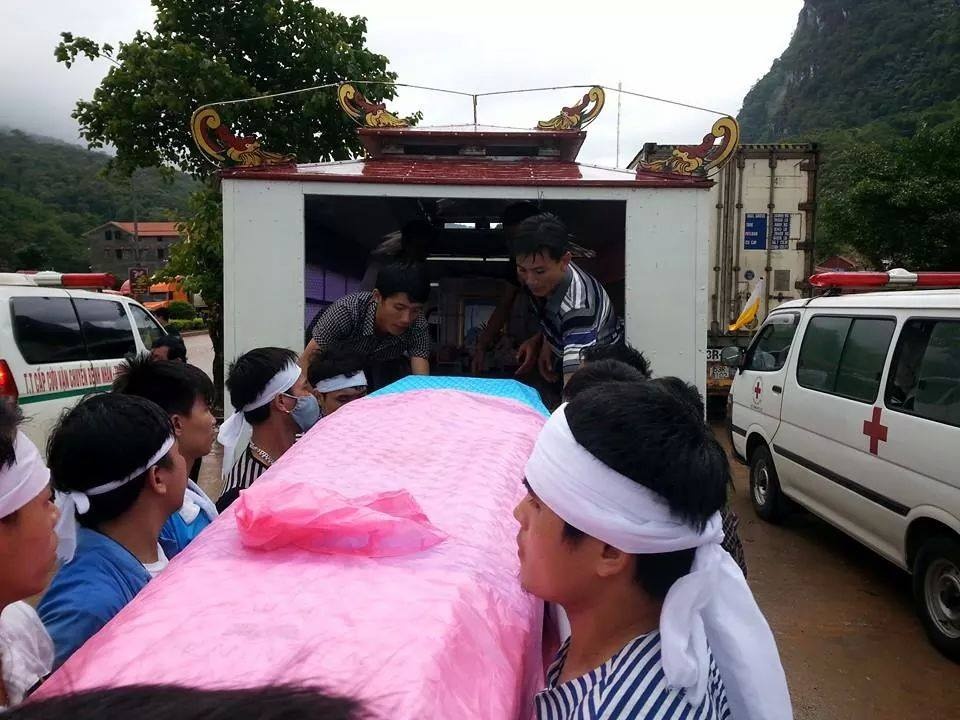 Đưa quan tài lên xe.