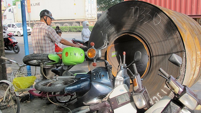 Chiều 18/6, trên đường Nguyễn Văn Linh (P.Dư Hàng Kênh, Q.Lê Chân, TP Hải Phòng) xảy ra vụ tai nạn liên hoàn giữa hai xe container và một xe ô tô 7 chỗ, cả ba xe đều bị hư hỏng nặng, một tài xế xe container bị thương.