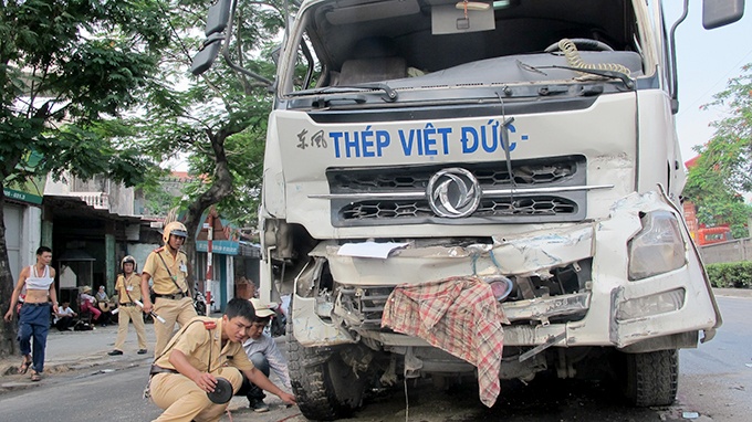 Tai nan lien hoan, ton cuon roi xuong duong tong nat xe may hinh anh