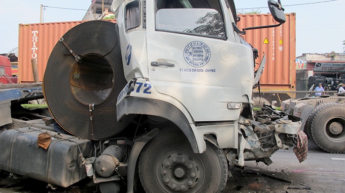 Sau khi xảy ra va chạm, cuộn tôn trên xe 88K-3885 rơi xuống lăn vào lề đường khiến ba chiếc xe máy, hai chiếc xe đạp bị hư hỏng nặng. Cuộn tôn còn lại trên xe 88K-3872 đè bẹp dúm cabin xe làm tài xế Lũy bị thương phải đưa Bệnh viện y học Biển cấp cứu.