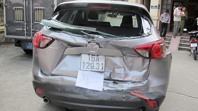 Chiếc xe 7 chỗ cũng bị hư hỏng nặng. Đến 16h15, hiện trường vụ tai nạn mới được giải tỏa. Cơ quan chức năng đang điều tra làm rõ vụ việc.