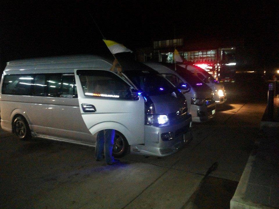 Những chiếc ô tô chở quan tài nạn nhân về quê nhà.