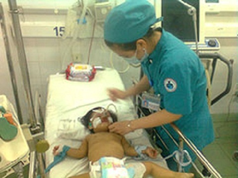 Hai be 2 tuoi bi roi xuong ho hinh anh