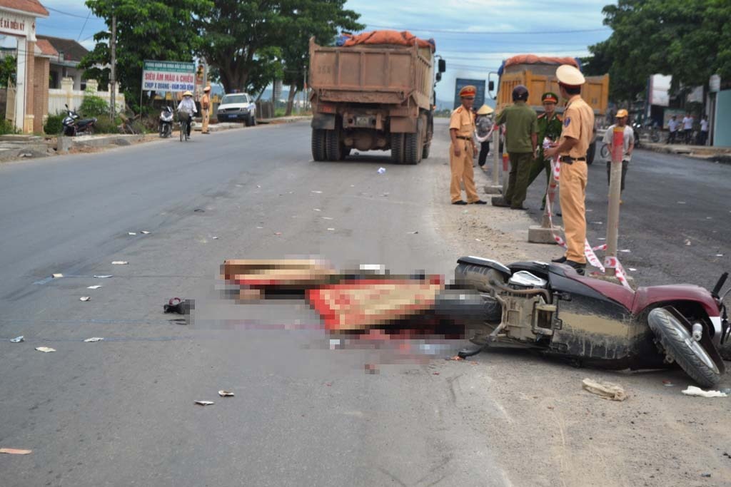 Hai vo chong chet tham khi bi o to cuon vao gam hinh anh