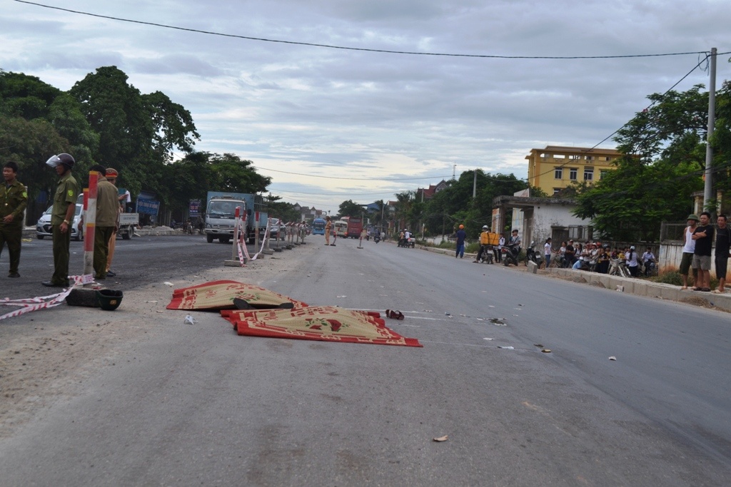 Cú va chạm khiến hai người cùng phương tiễn ngã xuống đường, bị cuốn vào gầm xe tải, tử vong tại chỗ. Tại hiện trường, thi thể hai nạn nhân nằm cạnh nhau, chiếc xe máy bị hư hỏng. Cách đó khoảng 30 mét là chiếc xe tải gây tai nạn.