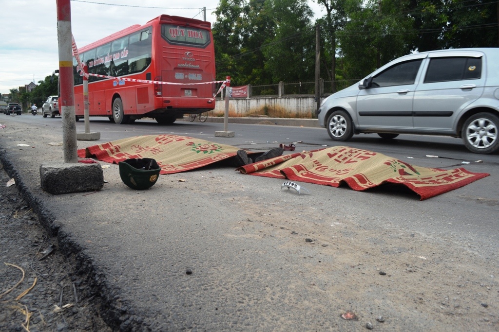 Lúc 5h30’ sáng nay (19/6), trên quốc lộ 1A đoạn qua xã Diễn Kỷ, huyện Diễn Châu (Nghệ An) xảy ra vụ tai nạn giao thông làm hai vợ chồng tử vong tại chỗ. Trong ảnh là hiện trường vụ tai nạn
