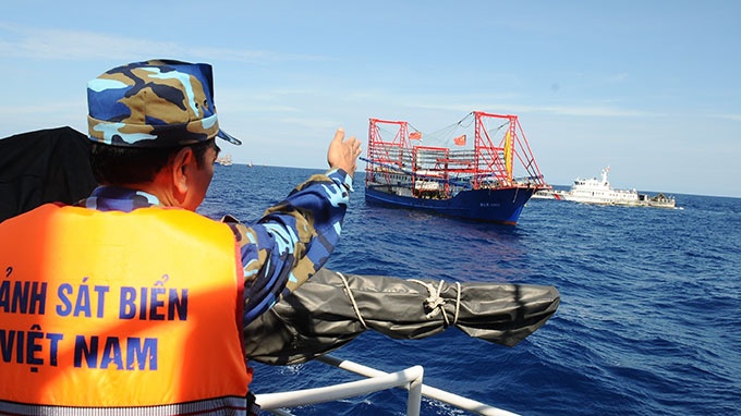 Tau Trung Quoc ngang nhien danh ca trong ngu truong Viet Nam hinh anh